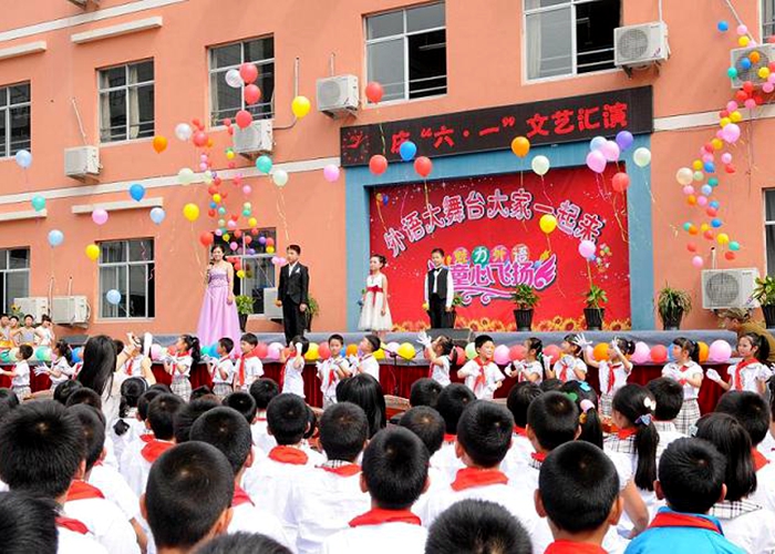 小學校區(qū)隆重舉行“六一”慶祝活動