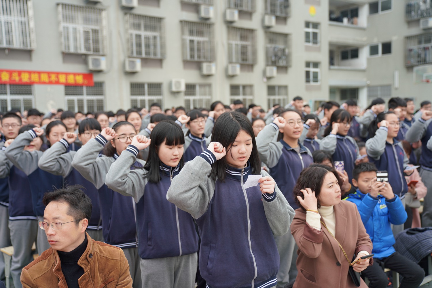 2018屆學(xué)生成人禮暨高考誓師大會風(fēng)采