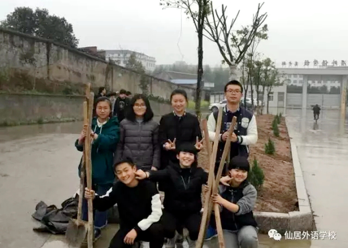 綠色春天，學(xué)生會(huì)植樹校園